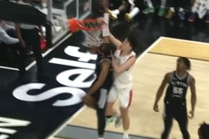 炸了炸了！杨瀚森顺下举火烧天单臂隔扣班克斯！本场9中9！