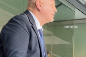 因凡蒂诺与南美足联主席现场观战玻利维亚vs苏里南，赛后合影留念