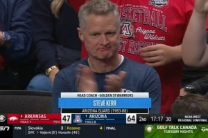 为母校助威！勇士主帅科尔现场观战亚利桑那VS阿肯色的NCAA16强战