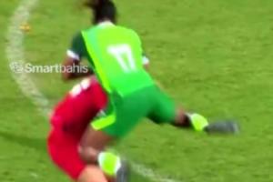 打架带个球伊沃比被拽生气 使用“WWE招式”干倒对手吃到红牌