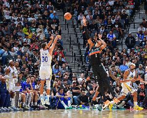 库里：文班亚马有些特质是教不来的 他就是独一无二的存在