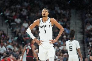 库里谈马刺适配文班：这是自然渐进的过程 是一条双向的路