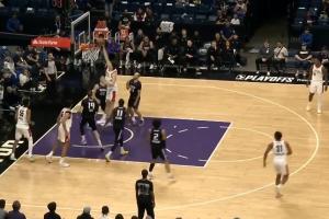 侵略性拉满！杨瀚森挡拆后顺下跟进接球送上单臂暴扣！