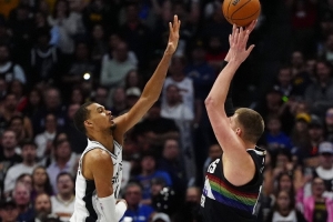 进攻大师！面对文班多次砍下40+的球员：约基奇4次 库里2次