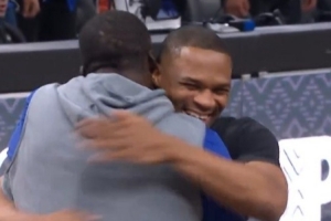 场下都是哥们儿！威少与德罗赞“围殴”追梦 随后三人大笑拥抱