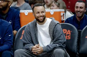 库里：这也是我们在穆迪术后第一次见到他 球迷为他送上爱与支持