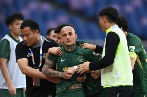 一下薅没50万！米特里策拽头发被中足联+浙江二连罚 总计罚了52万