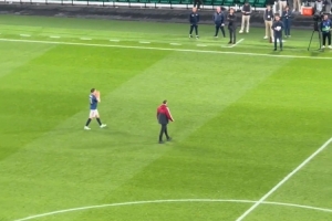 助葡体2年3冠+留下6690万！约克雷斯赛后单独谢场，球迷掌声回应