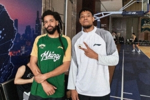 追星成功！同曦球员祝铭震晒与杰曼·科尔的合照：✌