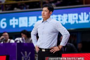 张庆鹏:连败很可惜 球队少了些运气 困境中更要勇敢面对挑战