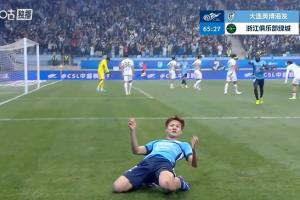 4分钟2球！毛伟杰扣过防守冷静兜射破门，大连英博3-0领先浙江