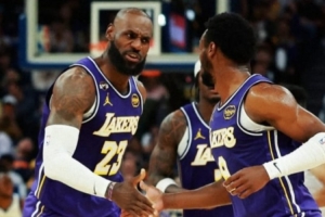 与布朗尼互送助攻&再创NBA历史纪录!詹姆斯INS转发相关动态