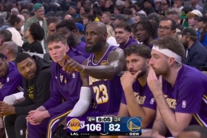 不多见！詹姆斯不满场边勇士球迷：放轻松 好好看球