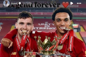 红军双翼！阿诺德社媒晒同罗伯逊捧起英超奖杯合照：永远的传奇