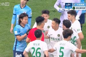 浙江队围住裁判疯狂抗议!刘浩帆勾射破门,被吹犯规进球无效