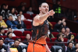 斯蒂尔:对浙江的三分球防守出现了很大问题 希望全队认真总结