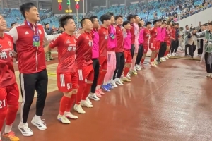 3-0击败上赛季苏超亚军南通队后，常州队全体围在一起欢呼庆祝