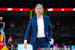 郑永刚：目前队伍只能3外援出战 轮转出现了问题 我们也在想办法