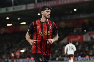 记者：28岁中卫塞内西将选择新东家，车魔刺在争夺战中处于领先