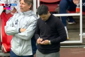 有何计策？阿尔特塔低头记小笔记，半场哨响后立马小跑回更衣室