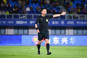 记者:严格管理裁判工作无可厚非,但评判依据应是规则而不是舆论