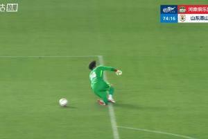太会来事了!王大雷开球裁判鸣哨,大雷直接顺势倒地一摔
