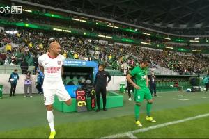 替补前锋上阵！蓉城半场换上费利佩，国安换上张玉宁