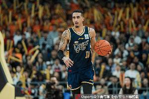 双外援发力!广东双外援奎因&麦考尔半场均打满20分钟合砍31分