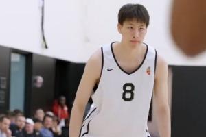 没有出手机会!中国小将郇斯楠出战耐克峰会 上半场贡献1板1断