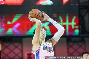 直接对位!周琦半场7分5板1助1帽VS王哲林10分10板2助&6前场板