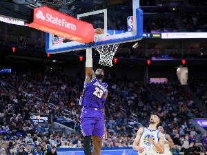 加内特：詹姆斯季后赛会提升层次 他还能在别人头上扣篮