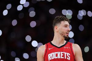 申京本季打湖人场均20.5分8板7助&三分50%！火媒：他能压制艾顿