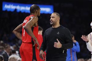 乌度卡谈湖人疯狂包夹KD:我们现在更好了 之前连传球都完成不了