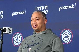 卢指导神了！快船一度比五成胜率少15个胜场 最终42-40历史首次！