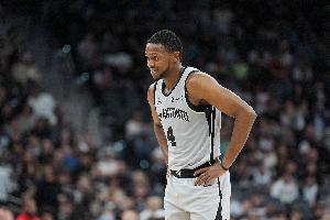 表现不俗！福克斯21投8中得24分6板5助1帽 得分全队最高