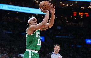 外线练手!凯尔特人首节23次出手有16次是三分 但仅命中4球