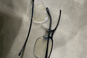 太倒霉了有国安球迷在看台上被球砸到，眼镜折断