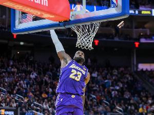 生涯场均20+5+5赛季次数：詹姆斯23次断档领先 第二名仅10次