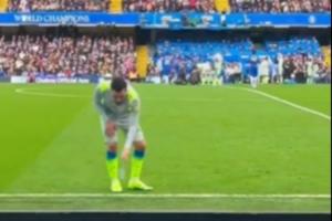 太会整活了！奥赖利接受治疗时，谢尔基在场边玩起了丢瓶子游戏