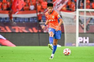 足球报:年轻化的泰山队止住连败,彭啸、陈泽仕发挥出色