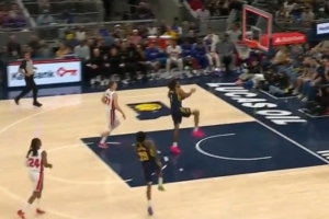 这球是真滴酷!奥比·托平反击胯下单臂暴扣!但先超时了!