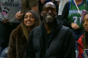 狼王出没!加内特现场观战森林狼收官战 与爱德华兹热情相拥!