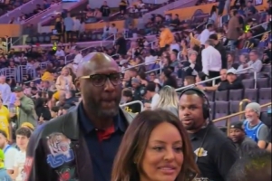 别来无恙!奥多姆现身湖人主场 现场观战湖人vs爵士