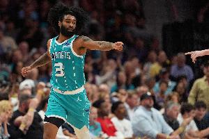 替补火力!科比·怀特10中6得19分2助 正负值+18全队最高