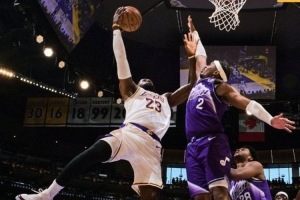 老当益壮！湖人晒赢球海报：詹姆斯人群中起飞不可阻挡