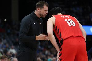 斯普利特：杨瀚森训练效果很好 但球队志在取胜给他的容错空间小