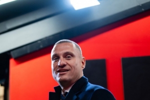 球员时代曾5夺英超冠军,曼联传奇中卫维迪奇现场观战