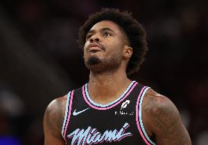 反超比分!维金斯冲抢前场篮板后分球 戴维恩·米切尔三分飚进