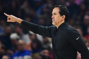 斯波谈阿德巴约受伤：三球本应该被驱逐 那是一个危险的动作