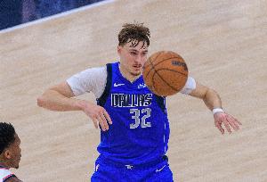 弗拉格单赛季得分篮板助攻三项数据领跑全队 创历史最年轻纪录